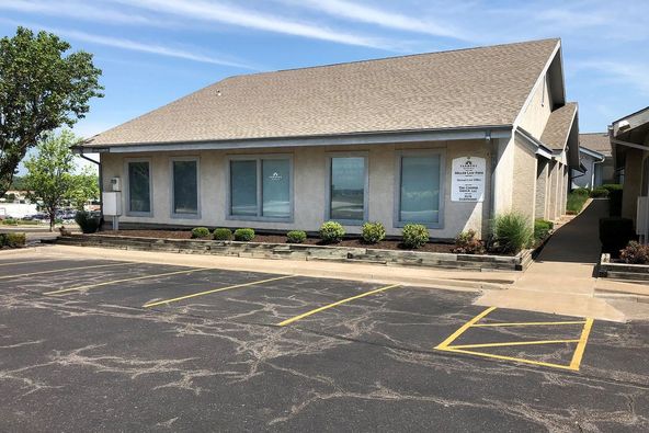 9270 Glenwood St, Shawnee Mission, KS 66212